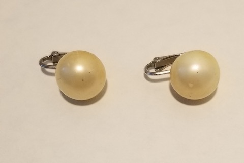 Pearl clip on $5