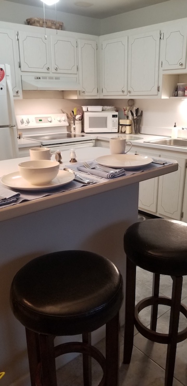 Breakfast counter + stools (3)