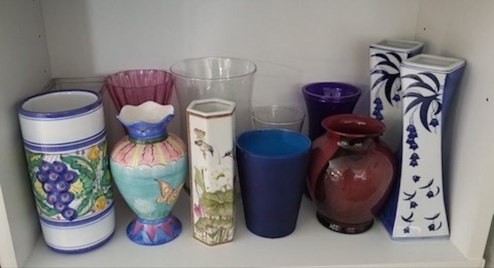 12 vases